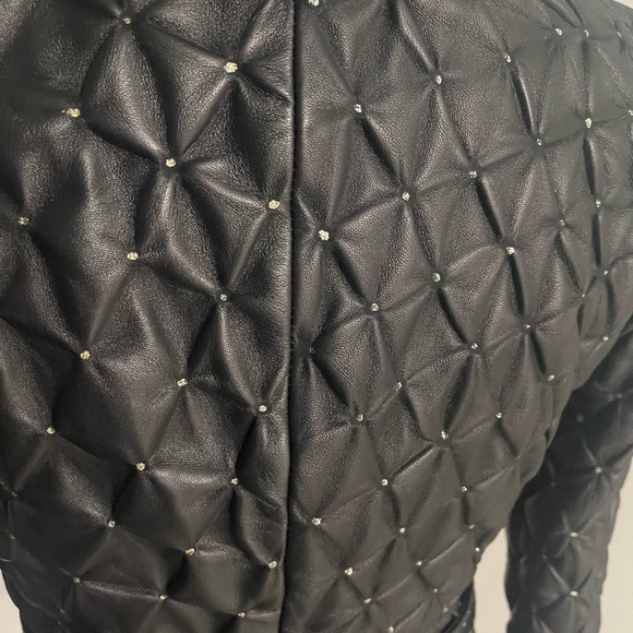 CACHE QUILTED SOFT LEATHER FOX FUR DETACHABLE COLLAR, SILVER DETAILING ON JACKET - Picture 13 of 16